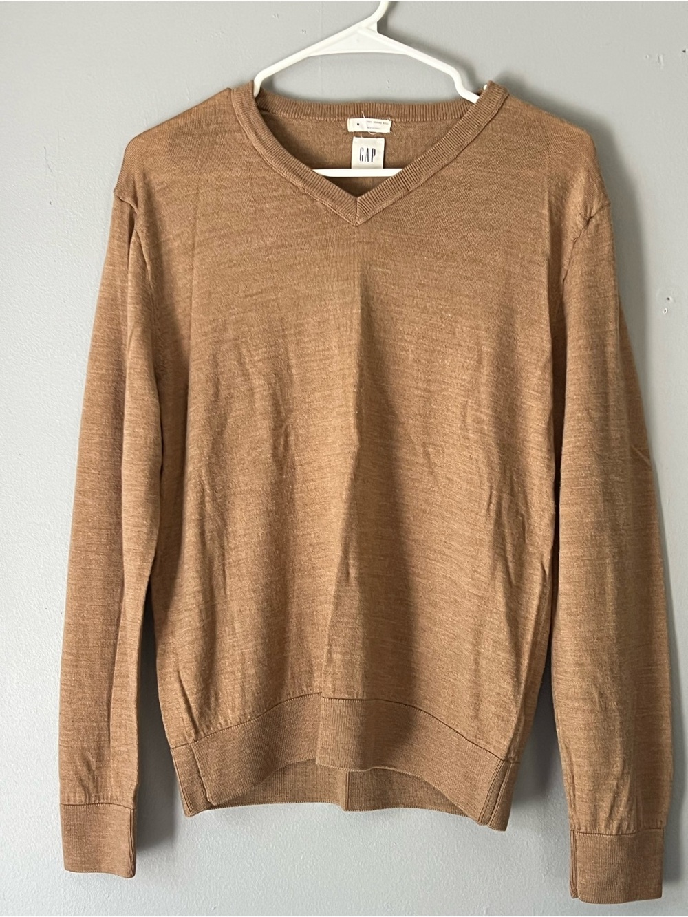 Gap Men's V-Neck Sweater - Camel Brown 100% wool size medium